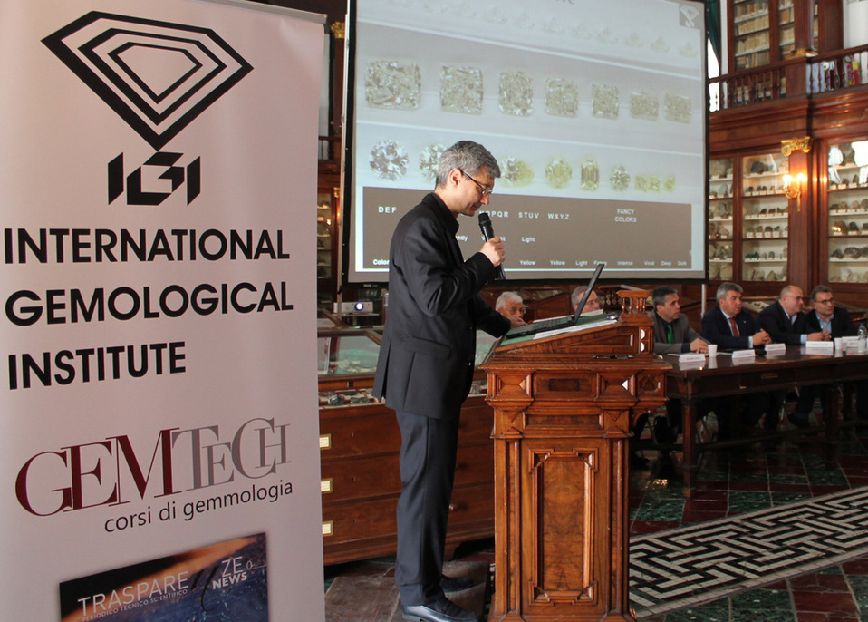 Francesco Sequino durante il Meeting Gemmologico organizzato da IGI e Gemtech nel Real Museo Mineralogico di Napoli nel 2016