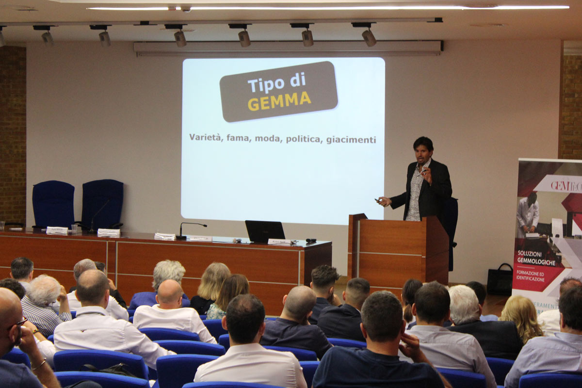 Michele Macrì ha tenuto un seminario organizzato durante il Meeting Gemmologico del 2018 a Marcianise