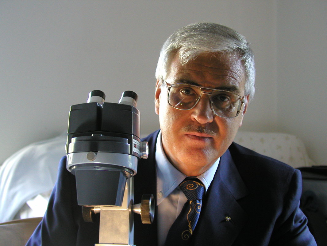Luigi Costantini, gemmologo con microscopio