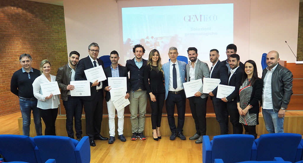 Francesco Sequino e gli studenti dei corsi di gemmologia che hanno partecipato alla cerimonia di consegna dei diplomi IGI