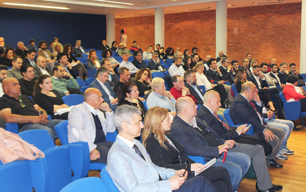 Il pubblico partecipa interessato al Seminario gemmologico del 2019 dedicato al Corallo