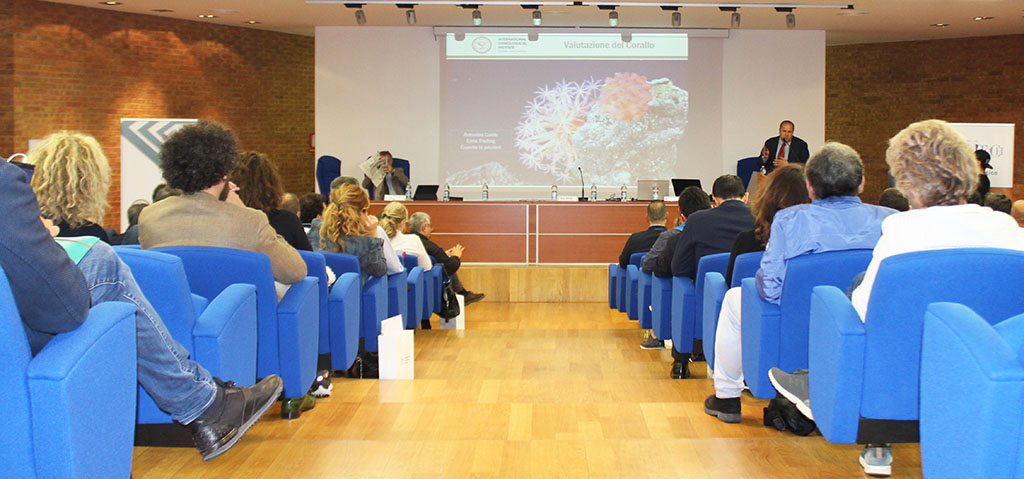 Antonino Conte durante il suo intervento al Seminario gemmologico del 2019 dedicato al Corallo