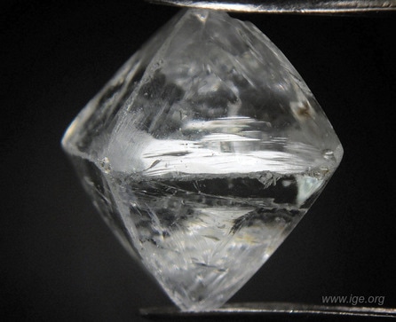 Un diamante grezzo falso analizzato dall'IGE
